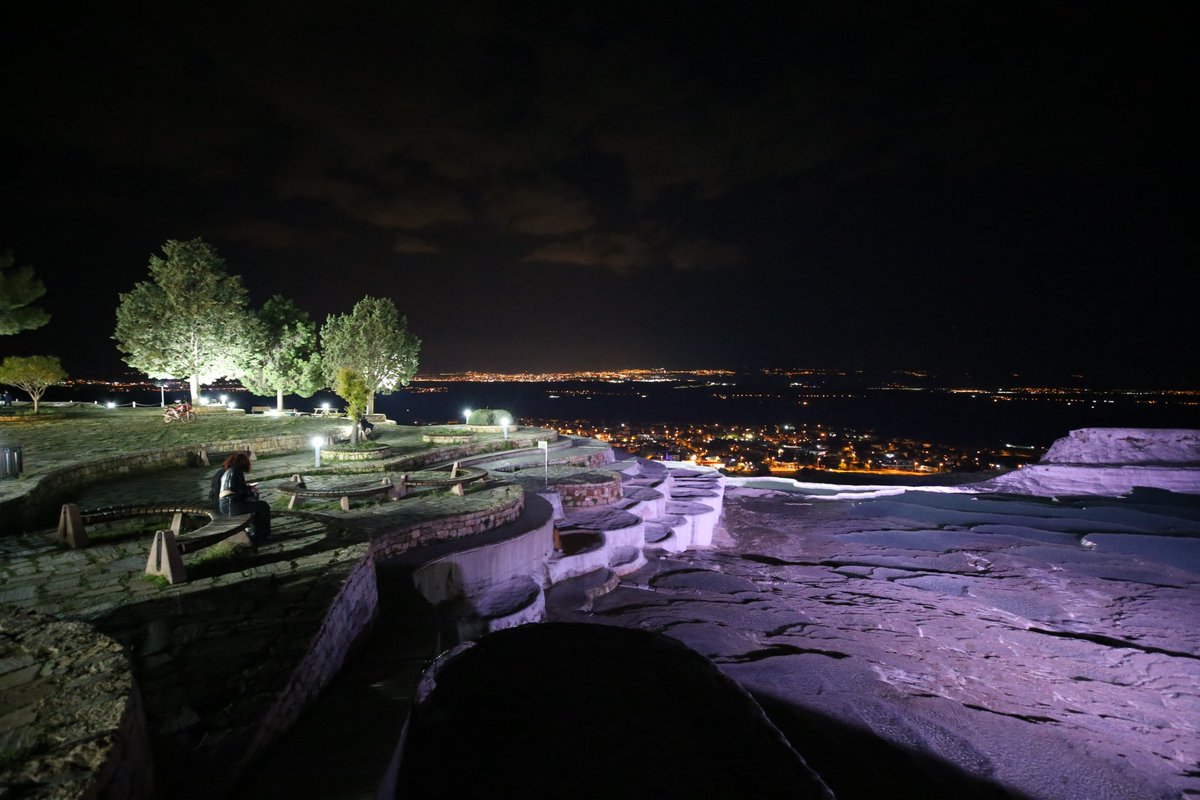 Pamukkale, ziyaretçilerini gece de ağırlamaya başladı.

trtavaz.com.tr/haber/tur/avra…