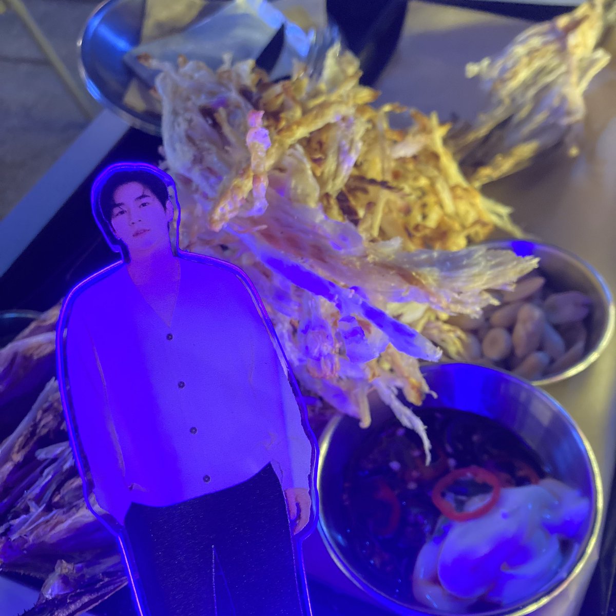 zenmode7's tweet photo. 솸투어 서함숲 나들이 후에 이목구비-!! 맛집이더라 동네면 자주 갈만한 곳인데 멀어 영등포 ㅋㅋ 나름 먹태로 솸민수! 보라칵테일에 어울리는 팬라의 불빛! #박서함 #parkseoham #서함숲 https://t.co/Gf61w7exbQ
