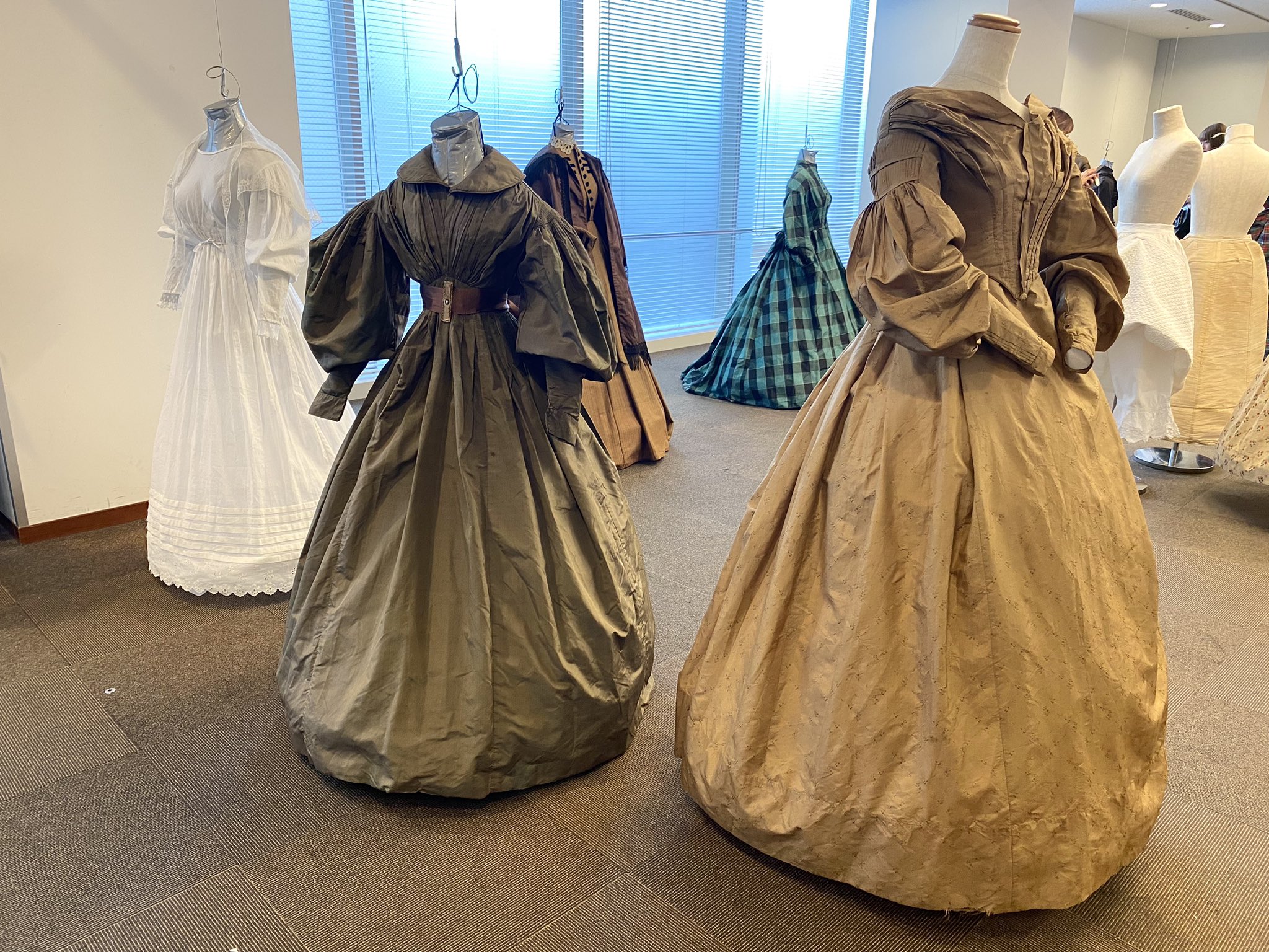 ヴィクトリア朝貴婦人のブロンズ像 レア 幸子 в X: „ヴィクトリア朝のドレス展観覧。1830sの大きなジゴ袖