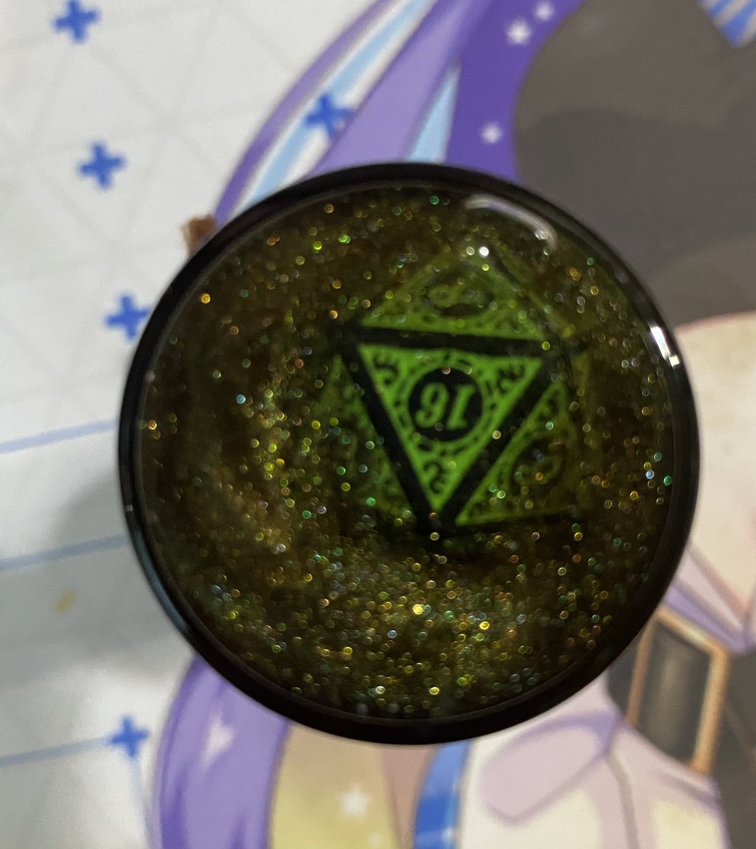 這是一個酷酷的20面骰
在龍山寺的trpg市集買到的
使用方式
搖搖一搖倒放等骰子浮上來
因為有金粉的關係
看起來就像從迷霧裡面浮出來一樣