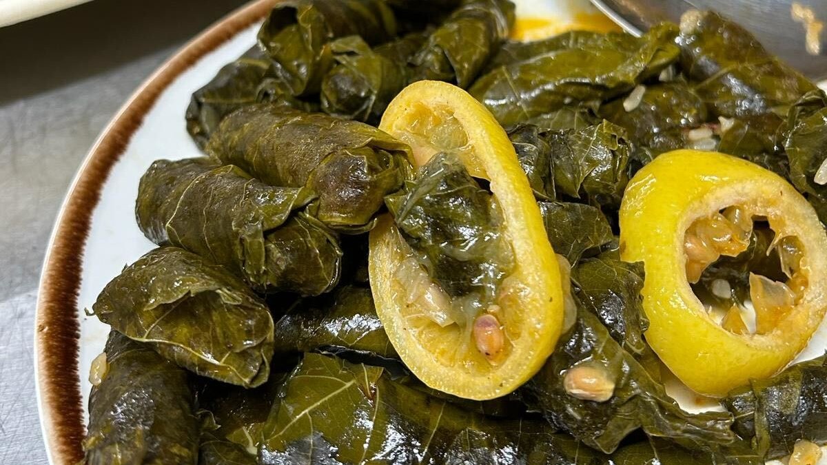 Saturdays are for SARMA🤩 Sarma (stuffed vine leaves) are one of the most popular dishes in Turkey – they are eaten all the time at home, in restaurants and at all types of celebrations. Chef Yasemin tells us that a good Sarma should be the size of your little finger in width!