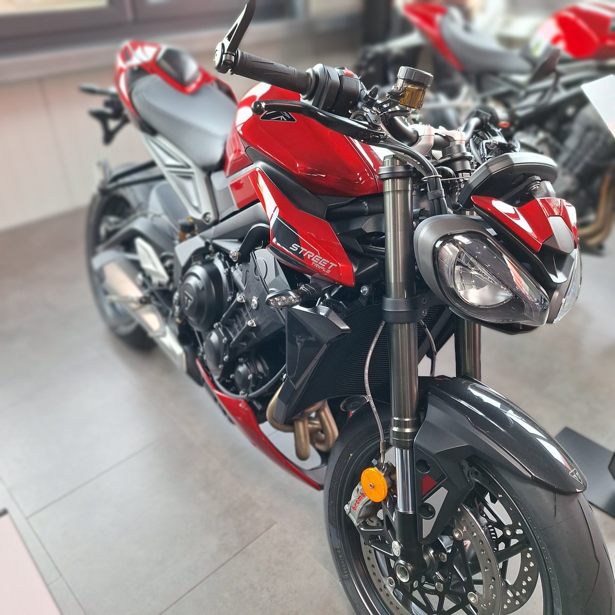 @Mamagefluester Stand doch zur Auswahl für deinen Geburtstag, oder? 😁 SeasonOpener beim Triumph Händler. Bei der Street Triple R würde ich noch schwach werden. 🥰