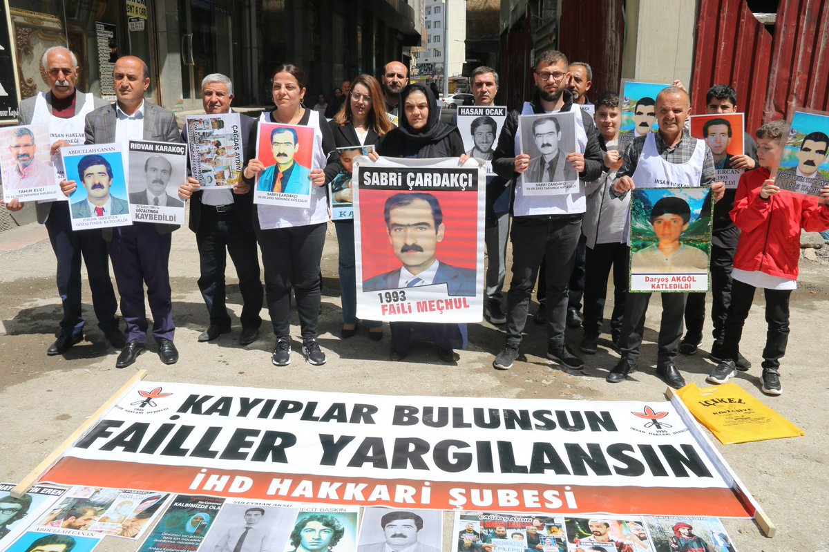 1️⃣1️⃣8️⃣. Haftamızda, üstünlerin hukuku değil hukukun üstünlüğü baz alınsın ve ‘Sabri Çardakçı’nın akıbeti açıklansın’
Son kaybımızın akıbeti açıklanana kadar bu meydanlardan sesimizi yükseltmeye devam edeceğiz.
#KayıplarBulunsunFaillerYargılansın
<a href="/CmrtesiAnneleri/">Cumartesi Anneleri</a> 
<a href="/ihdgenelmerkez/">İHD Genel Merkezi</a>