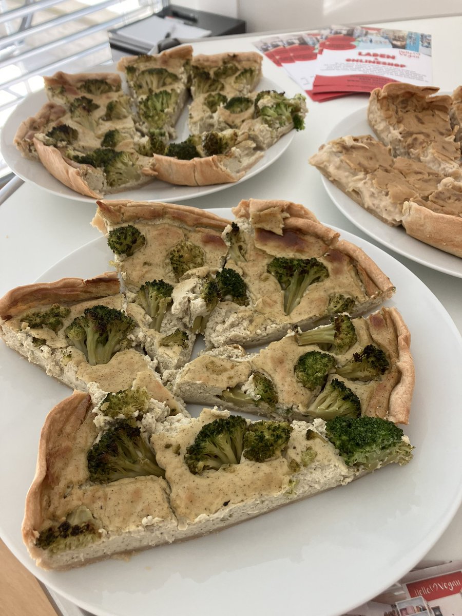 Schneimere's tweet photo. Genialer #hackathon  gestern zu Digitaler Barrierefreiheit mit spannenden Lösungsansätzen zu Barrierefreiheit im Netz! Danke auch @helloveganshop  fürs #catering ! Alle Fleischessenden begeistert von den #veganen Salaten &amp;Quiches: bucht @helloveganshop für euren nächsten Anlass! https://t.co/OIk9wAhk4X