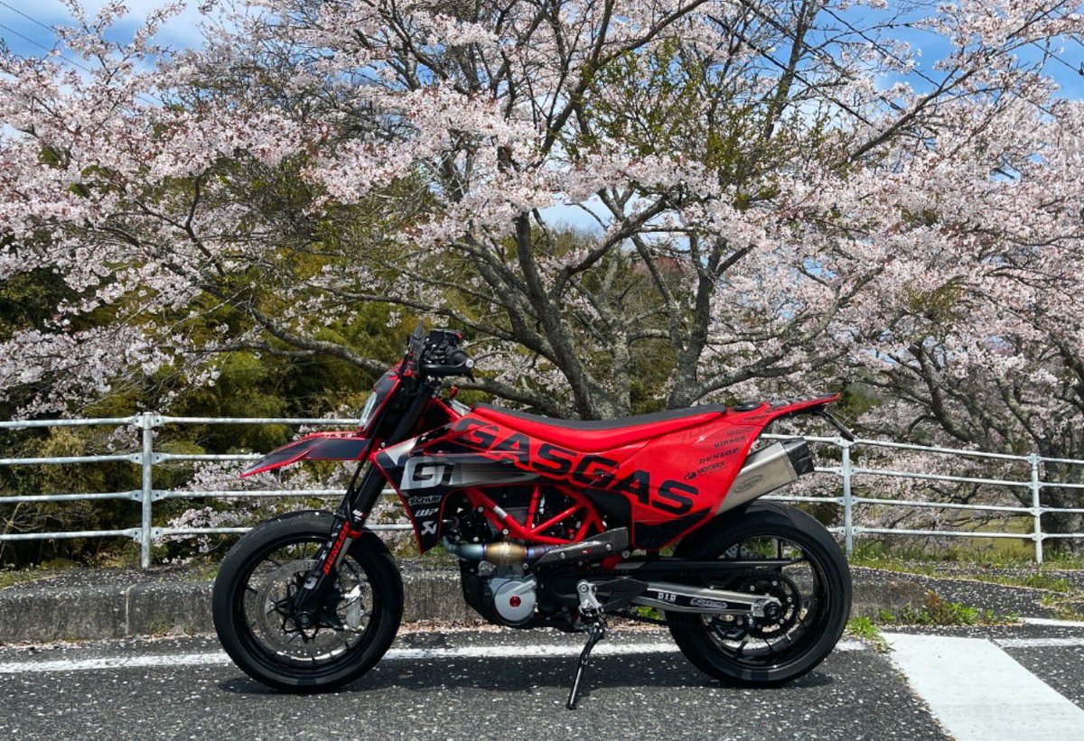 初乗り✨🌸

#z900rs #z900rsカスタム #GASGAS #SM700 #KTM690 #SMCR #ハスクバーナ701 #モタード