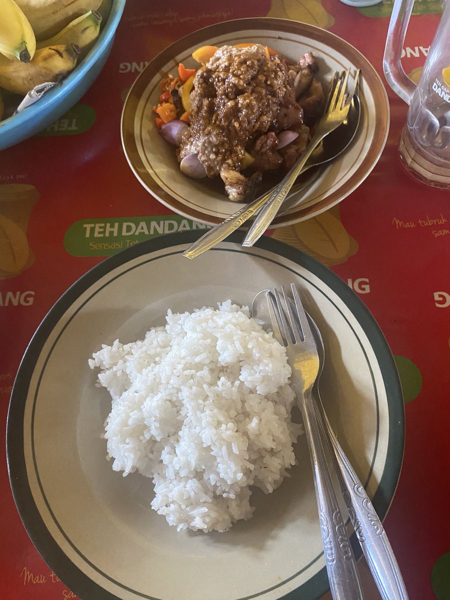 cuman sedikit kesel ajaa nunggu makanan dateng hampir 2 jam tapi overall sate kambingnya oke lahh walau kage kok ga ada tusuk satenya wkwkw aftertastenya gigi linu semuaa