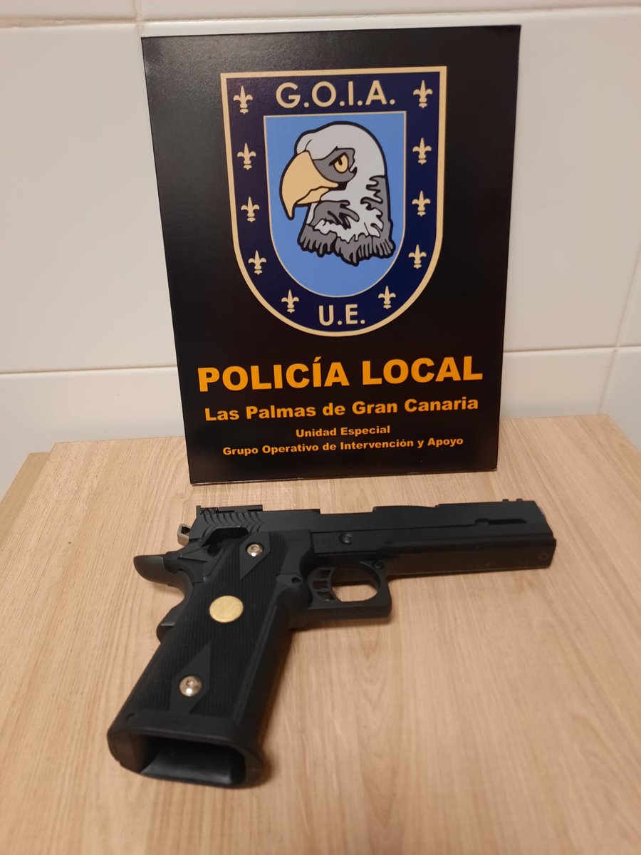 Intervenida un arma de 4º categoría por carecer de documentación. Este tipo de armas simuladas (airsoft) se encuentran reguladas en el Reglamento de Armas, por lo que su uso, tenencia y transporte está sujeto a esta normativa, siendo sancionable su incumplimiento.