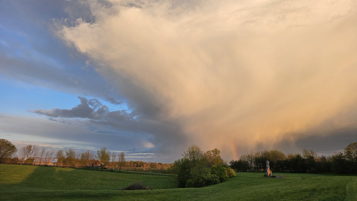 Check out the rain bow at the bottom of this formation. This was taken in Woodford County Friday evening, looking toward Lexington. @kywx @NWSLouisville