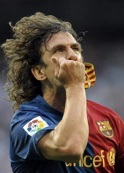 Si una foto ilustra el Dia Internacional del Beso esa es la de nuestra leyenda del fútbol,el gran tiburon Puyol...Feliz 46 cumpleaños,eterno capi😜💙❤