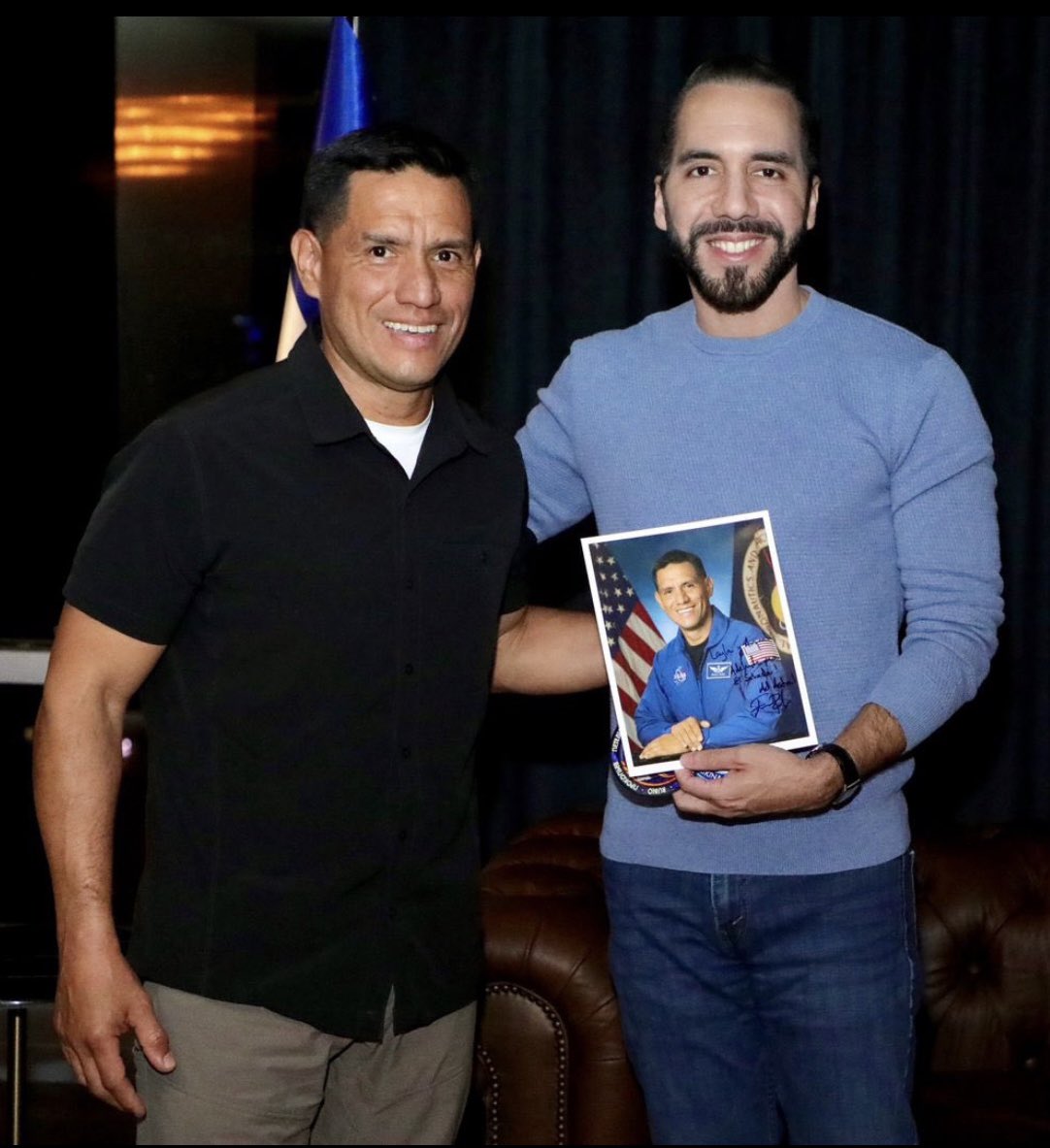 Astronaut Frank Rubio meets President Nayib Bukele for the first time. Salvadoran Pride! 🇸🇻