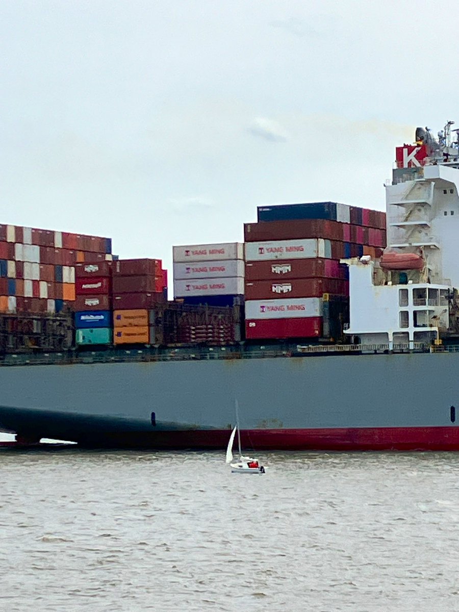 Hallo Elbe, hallo winziges Containerschiff.