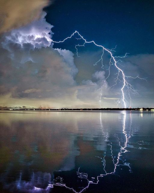 ScienceNatureW2's tweet image. Lightning reflecting on the water.