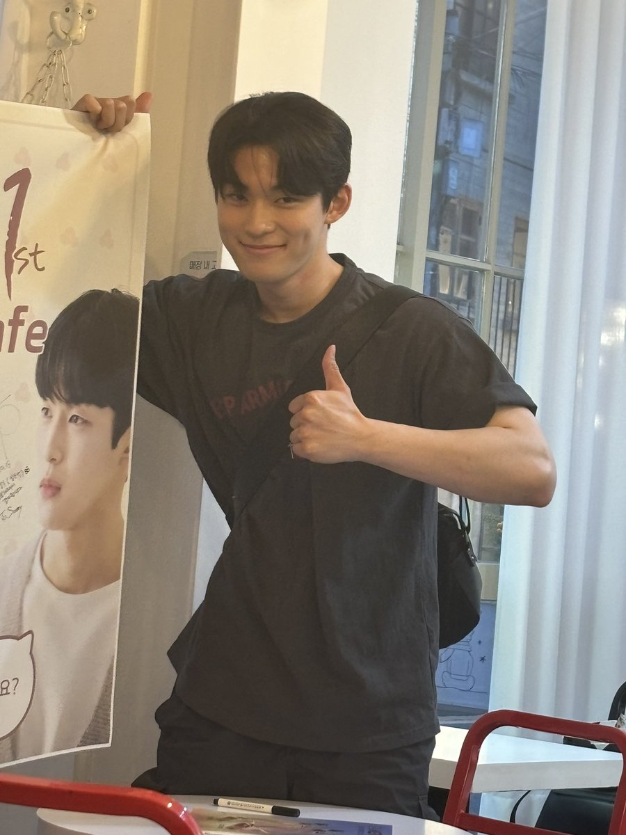 mallang109dad's tweet photo. 아이컨택 해주심 https://t.co/77N1oG6vUX