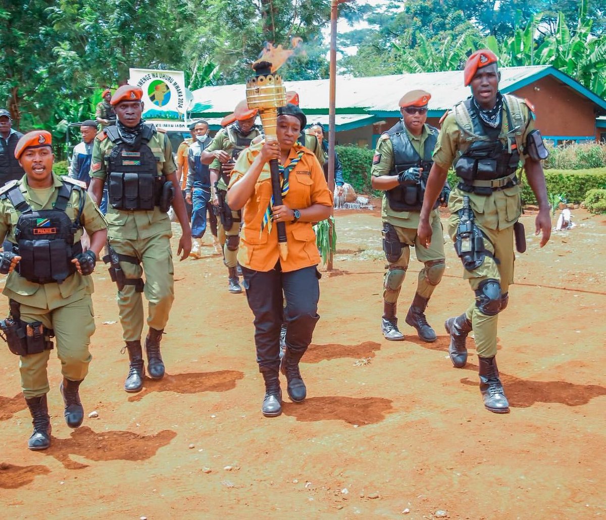 Kila la Kheri vijana wazalendo, waadilifu, wenye nidhamu, utii- weledi na wenye nguvu; sambamba na hamasa ya kupambania Taifa letu.  

Hongereni sana vijana sita kutoka Tanzania Bara na Zanzibar kwa kuaminiwa kwa lengo la kukimbiza Mwenge katika mikoa 31 yenye jumla ya