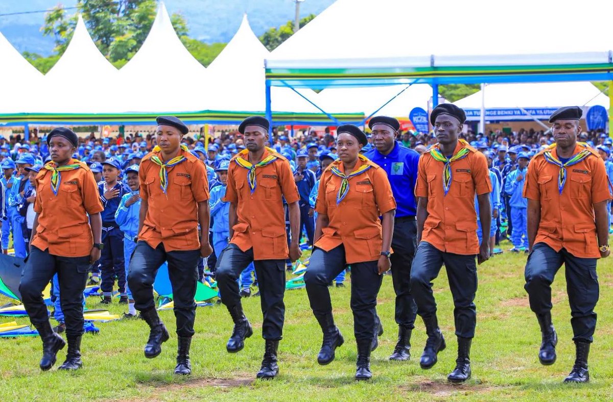 victoriacharlz's tweet photo. Kila la Kheri vijana wazalendo, waadilifu, wenye nidhamu, utii- weledi na wenye nguvu; sambamba na hamasa ya kupambania Taifa letu.  

Hongereni sana vijana sita kutoka Tanzania Bara na Zanzibar kwa kuaminiwa kwa lengo la kukimbiza Mwenge katika mikoa 31 yenye jumla ya halmashauri 195 za Jamhuri wa Muungano wa Tanzania kwa siku 195.

Mwenge wa Uhuru unafanya kazi ya kuhamasisha amani, umoja, upendo na mshikamano wa kitaifa pamoja na kuwahimiza wananchi kushiriki katika shughuli za maendeleo kwenye maeneo yao.

Ujumbe wa Mbio za Mwenge wa Uhuru mwaka huu 2024 ni “Kutunza Mazingira na Shiriki Uchaguzi wa Serikali za Mitaa kwa Ujenzi wa Taifa Endelevu”.

Kila la Kheri Kiongozi wa Mbio za Mwenge Kitaifa, Comrade Godfrey Mnzava.
Kila la Kheri Vijana Wazalendo katika kazi hii ya Kitaifa.