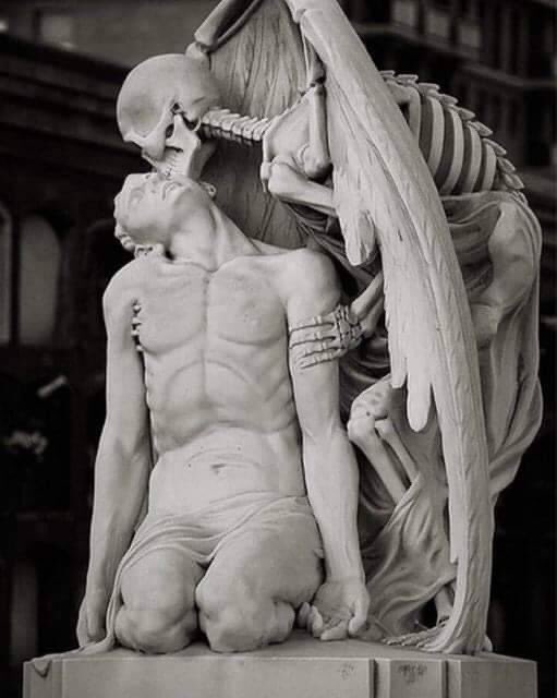 Gezelim görelim öğrenelim

1930 yılında oluşturulan dokunaklı bir mermer heykel olan Ölüm Öpücüğü, Barcelona'daki Poblenou Mezarlığı'nın çarpıcı bir özelliğidir. Bu çağrıştırıcı sanat eseri, kanatlı bir iskelet olarak simgelen ölümü, genç bir adamın alnına nazikçe bir öpücük…