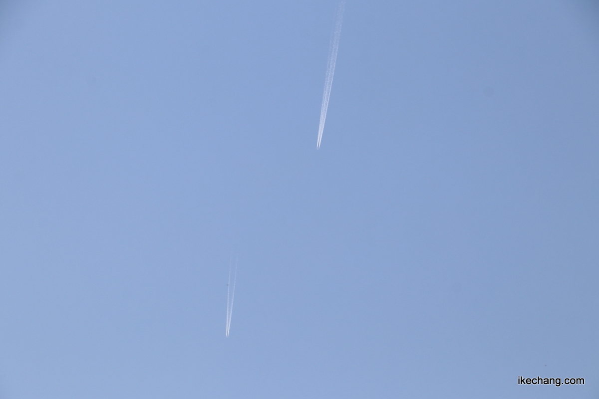山形県天童市、きょうは一日晴れでした!夕方にふと空を見上げたら、月齢4.7の欠けた月のそばを、北に向かう飛行機が #飛行機雲 をたなびかせて飛んでいきました。日中には2機の飛行機の飛行機雲も。

2024.04.13 18:10
#天童 #天童市 #山形 #山形県 #イマソラ #イマツキ #五日月 #月 #お月様 #お月さま