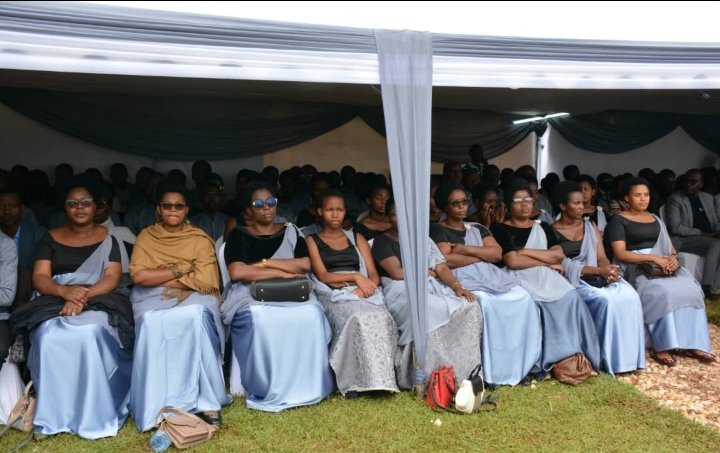 #Kwibuka30: Umuyobozi Nshingwabikorwa w'Akarere ka Gasabo yifatanyije n'abaturage bo mu Murenge wa Jali, abaharokokeye ndetse n'inshuti zabo mu Kwibuka ku nshuro ya 30 Jenoside yakorewe Abatutsi 1994. Twibuke Twiyubaka