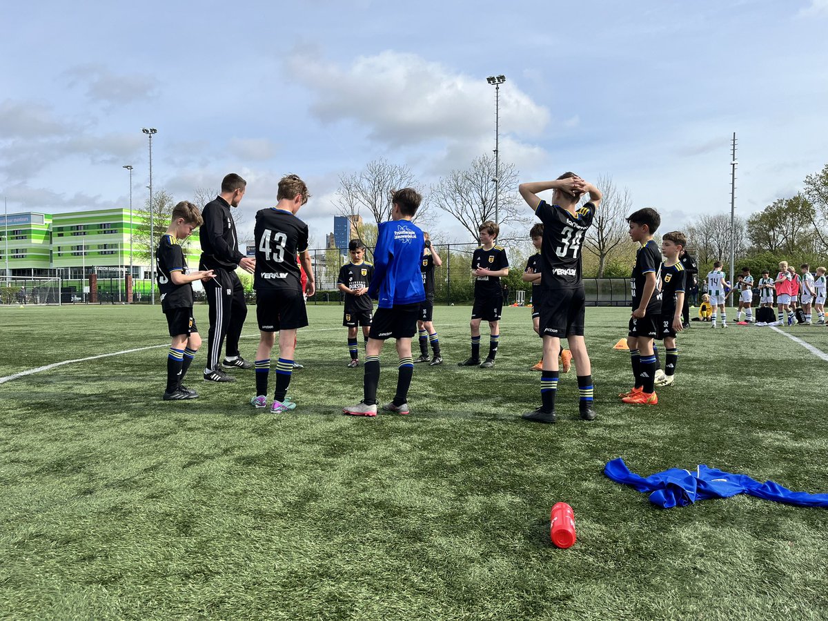 CambuurJeugd's tweet photo. Het is afgelopen in Groningen!
SC Cambuur O12 heeft een leerzame wedstrijd gespeeld tegen FC Groningen O12.
Voor keeper Niels Thibaudier (rechts op de foto) was het een topwedstrijd, hij heeft de hele wedstrijd zijn goal schoon gehouden!🧤💪🏼 https://t.co/qGj536SkVg
