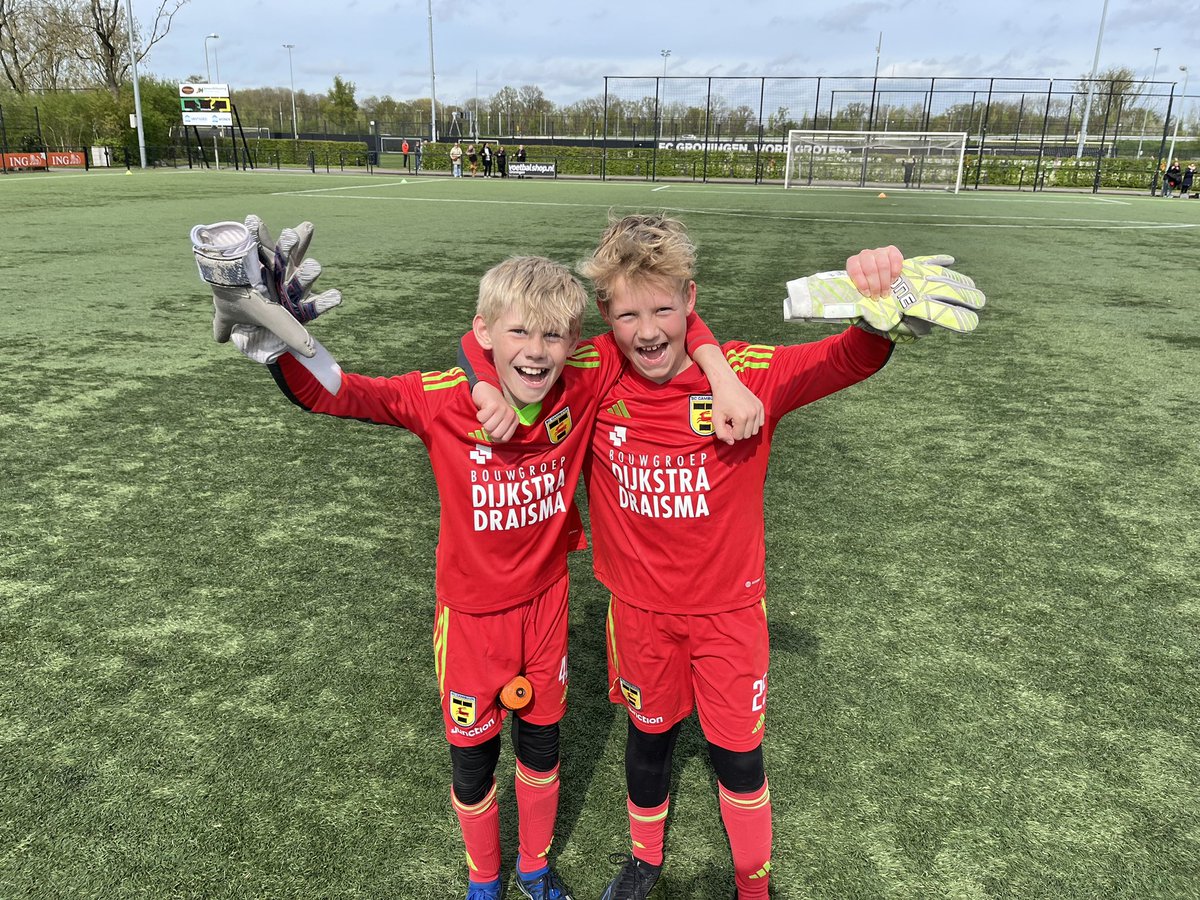 CambuurJeugd's tweet photo. Het is afgelopen in Groningen!
SC Cambuur O12 heeft een leerzame wedstrijd gespeeld tegen FC Groningen O12.
Voor keeper Niels Thibaudier (rechts op de foto) was het een topwedstrijd, hij heeft de hele wedstrijd zijn goal schoon gehouden!🧤💪🏼 https://t.co/qGj536SkVg