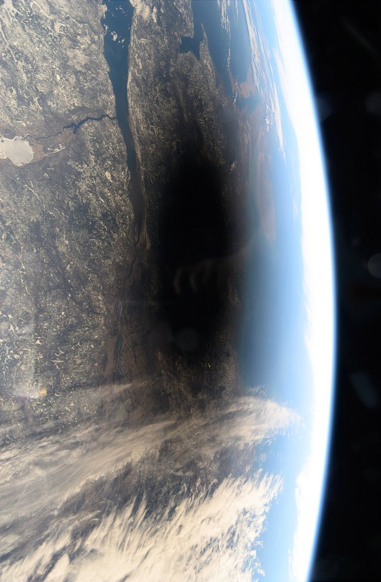 earthcurated's tweet image. The shadow of the moon covering parts of North America during the April 8, 2024 Total Solar Eclipse