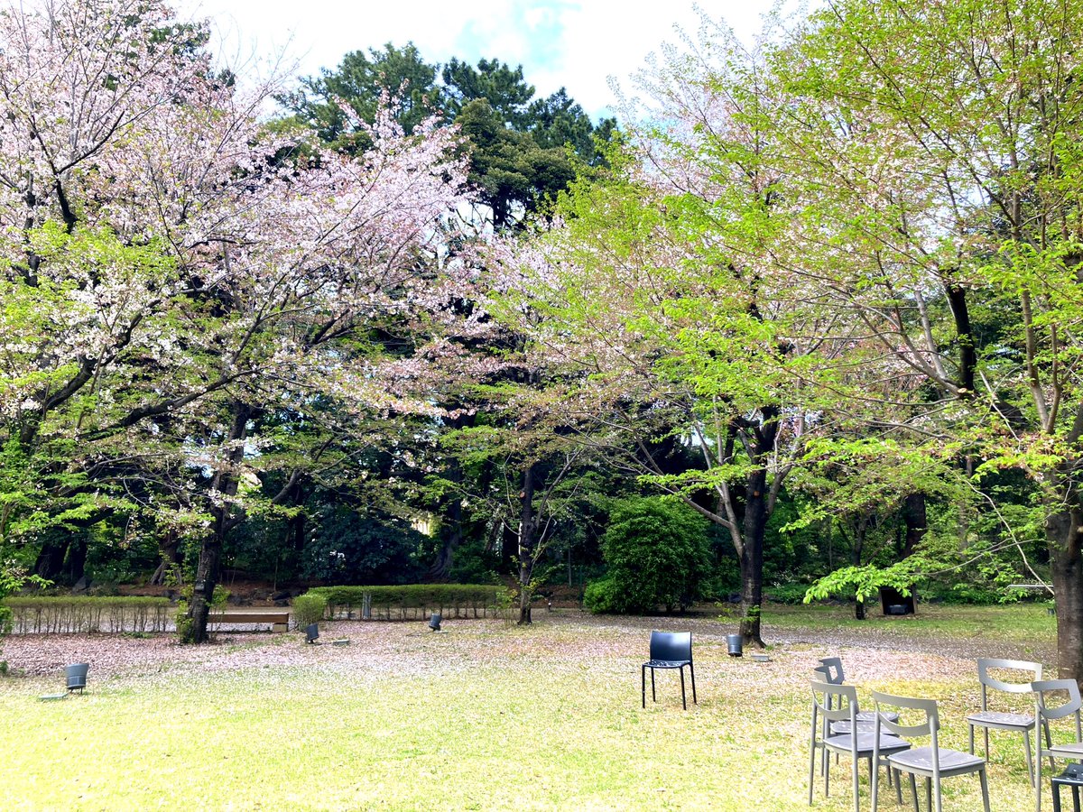 仕事に介護、勉強の生活で日々が慌ただしくキャパオーバーを感じる今日この頃。
リフレッシュに東京都庭園美術館まで行ってきました。
都心にこんな自然豊かな場所があるとは。
日本庭園は松と茶室が雰囲気を醸し出してますね。
西洋庭園はもう少し早ければ桜が満開でもっと見頃だったみたい。

#目黒