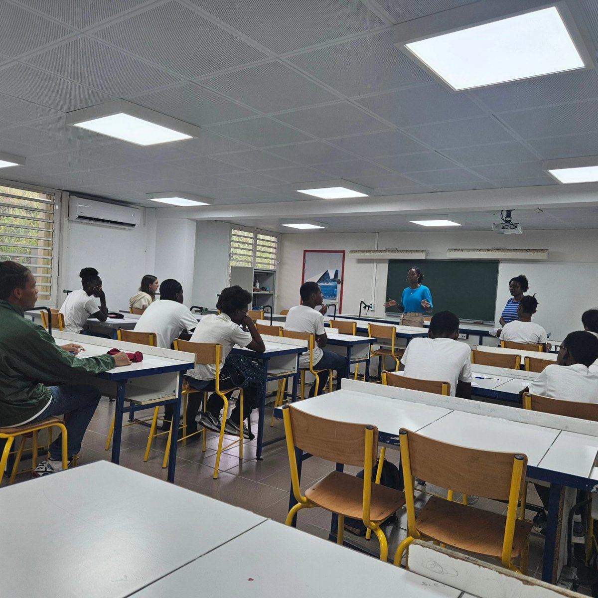 collegefeboue's tweet photo. Dernier jour d'école ouverte avec la présence de 2 lycéens de l'atelier sciences po  @LyceeFaustin qui participent à l'atelier journaliste conventionné par @guadeloupela1e. 1 ambition : porter un regard de la jeunesse sur un sujet d'actualité qui la concerne. Belle initiative!👏🏾 https://t.co/7j82M8OnfZ