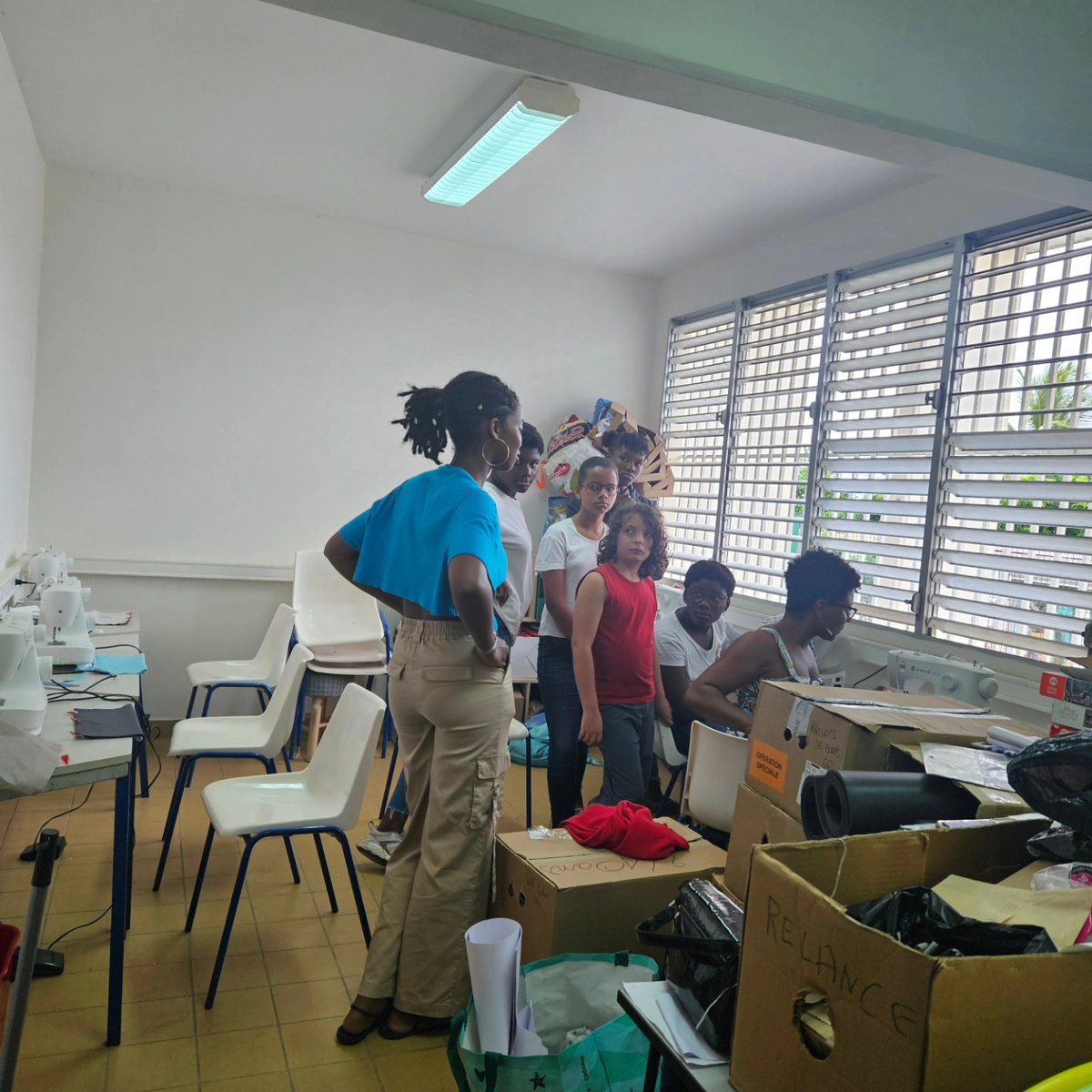 collegefeboue's tweet photo. Dernier jour d'école ouverte avec la présence de 2 lycéens de l'atelier sciences po  @LyceeFaustin qui participent à l'atelier journaliste conventionné par @guadeloupela1e. 1 ambition : porter un regard de la jeunesse sur un sujet d'actualité qui la concerne. Belle initiative!👏🏾 https://t.co/7j82M8OnfZ