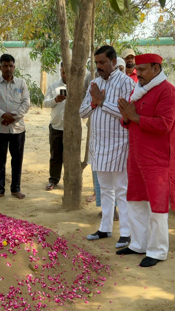 आज गाजीपुर में पूर्व विधायक स्वर्गीय मुख्तार अंसारी जी के समाधि स्थल पर पहुंच पुष्प अर्पित कर उन्हें श्रद्धांजलि दी। व उनके परिजनों से मिलकर अपनी गहरी संवेदनाएं व्यक्त की। भावपूर्ण श्रद्धांजलि 🙏🙏 @AbbasAnsari_