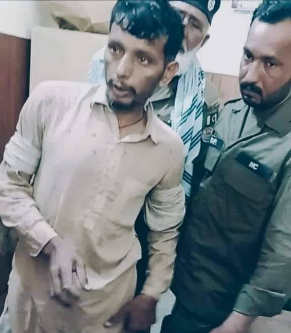 مظفرگڑھ کی تحصیل علی پور میں ایک شخص نے غربت سے تنگ آکر بیوی سمیت سات بچوں کو کلہاڑیوں کے وار سے قتل کردیا۔ سوچنے والی بات یہ ہے کہ اگر پال نہیں سکتے تربیت نہیں دے سکتے پھر غربت کو بہانہ بنا کر اپنی اولاد اور بیوی کو قتل کرنے پر تیار ہو جاتے ہو تو پیدا کیوں کرتے ہو؟؟؟