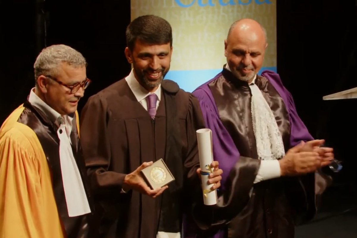 AmbaMarocFrance's tweet photo. L'icône de l'#athlétisme marocain Hicham #ElGuerrouj, honorée par l'Université Polytechnique des #HautsdeFrance à #Valenciennes. 
Il s'est vu remettre le  Doctorat Honoris Causa de cette prestigieuse institution qui a mis 5 pays africains à l'honneur dont le #Maroc. #Hommage 🇲🇦 https://t.co/NvDffvWpuu