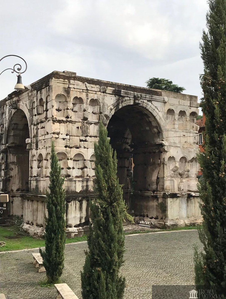 #RuinoftheDay : l’arc dit « de Janus » (IVe s.) dans le quartier du Vélabre à Rome. Il a été réutilisé à l’époque médiévale par l’influente famille des Frangipani et transformé en forteresse.