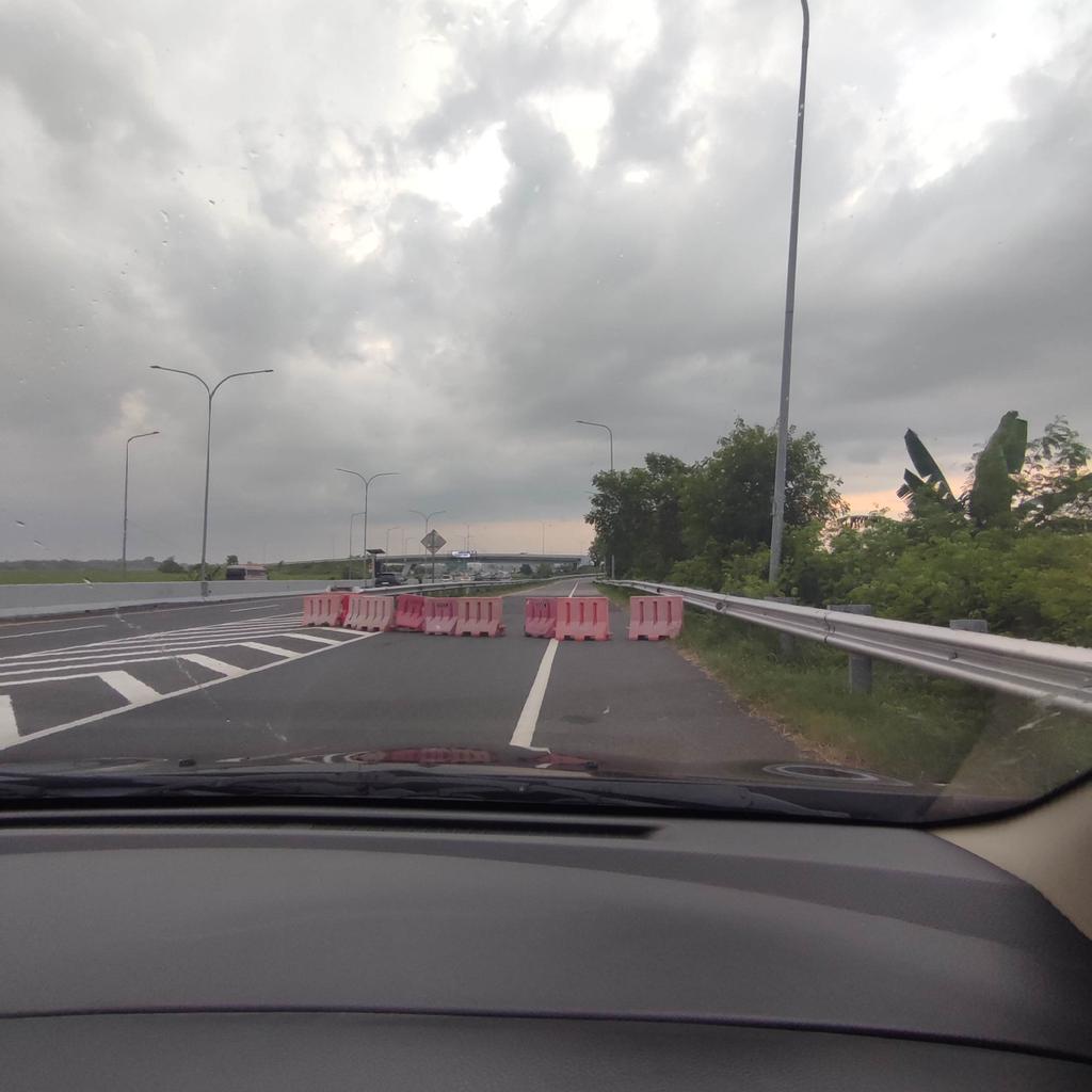 Mustakim_Doank's tweet photo. @PTJASAMARGA  bertanya. Saya mau exit tol pejagan dari arah Semarang, ambil jalur kanan (one way), tapi jalan ditutup. Pls infonya... 
@RadioElshinta https://t.co/w08vaGW5Ta