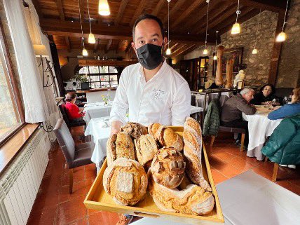 ¿Por qué los restaurantes tratan tan mal el pan? @JCCapel reflexiona sobre por qué la hostelería cuida, en general, tan poco este alimento base de nuestra cultura gastronómica. Parece que con el #pan todo vale. gastroactitud.com/pista/pan-rest… vía @GASTROactitud