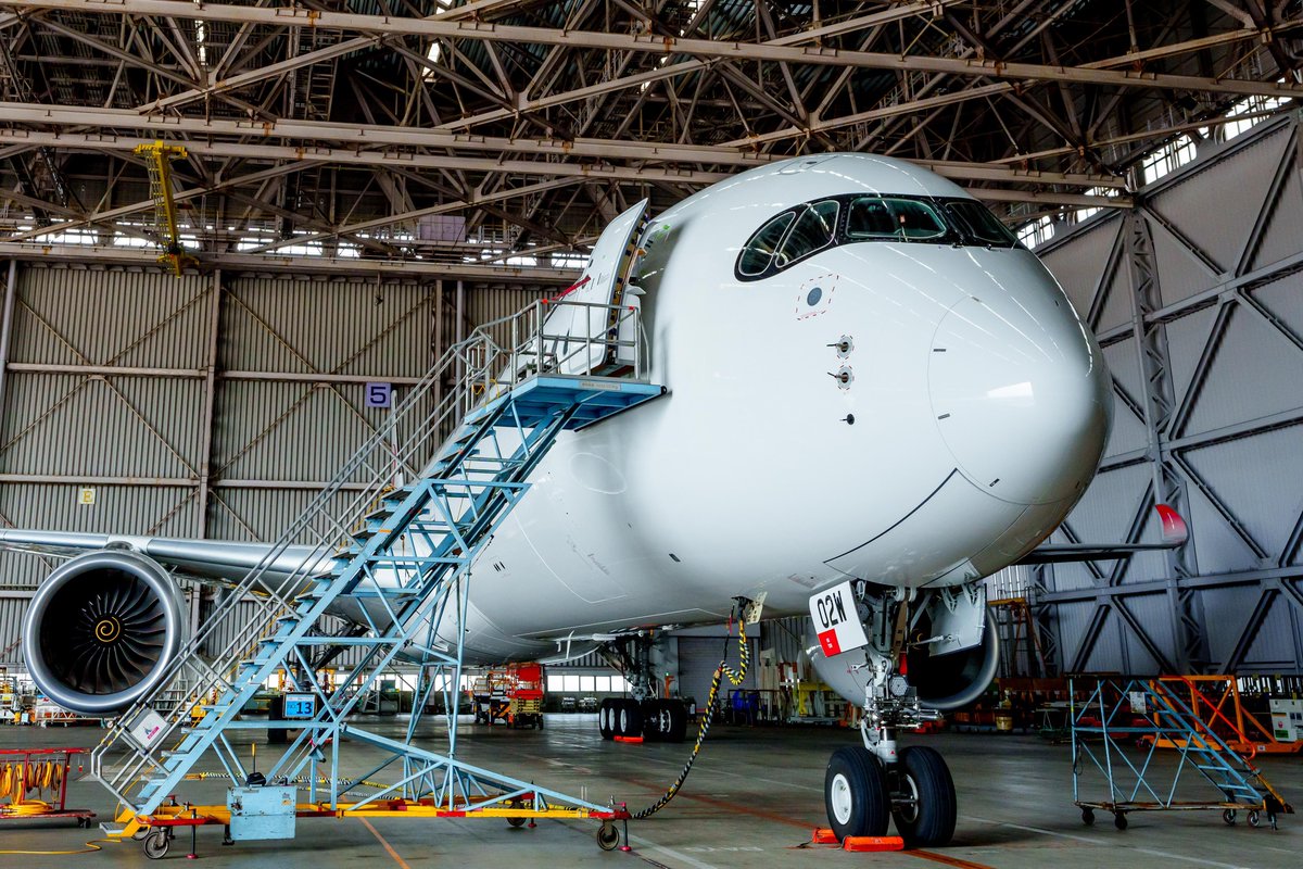 mamecchimofu's tweet photo. JAL JA02WJ
Airbus A350-1041

2号機もデカール塗装中 https://t.co/RQLL2ca8LJ