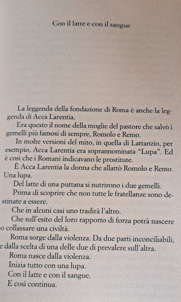Per fare chiarezza: questo è l'incipit di "Dalla stessa parte mi troverai" di #ValentinaMira. Ed è potente. Le cose potenti scritte da donne (specie antifasciste e femministe) alla destra non piacciono (pure se non le hanno lette). Se ne faranno una ragione.
Noi, leggiamo
#Strega