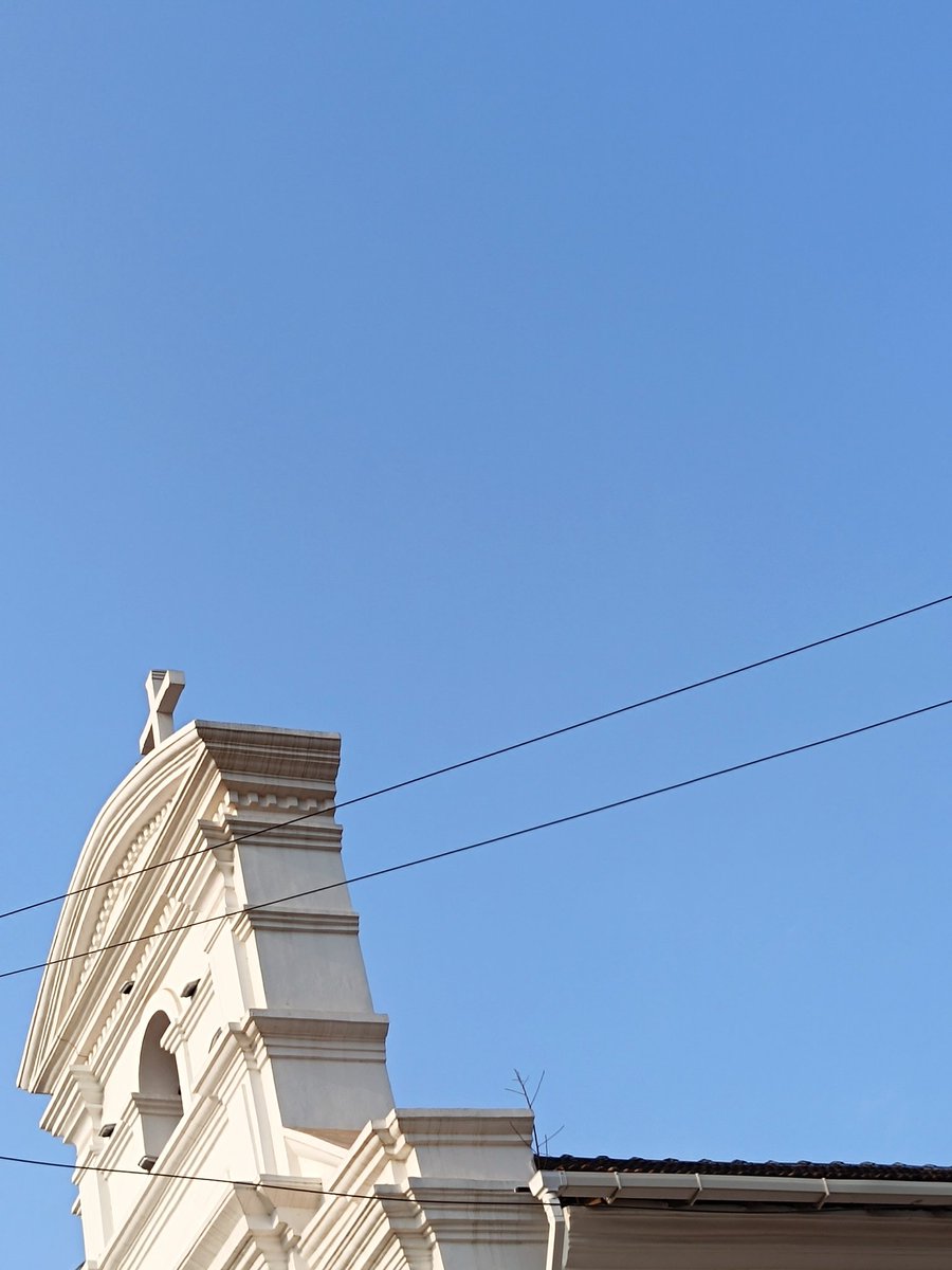 interactivesin's tweet photo. In the absence of highrise buildings, its #privilage to look up & see the #openskies. One of the #underrated #perks of #livingingoa
The #scale here is more #humane
#aimlesswandering #indigointeractives #goafiles #architecturaltours #konkan #culinaryexperiences
#malvanidays https://t.co/19ulYaYU2Q