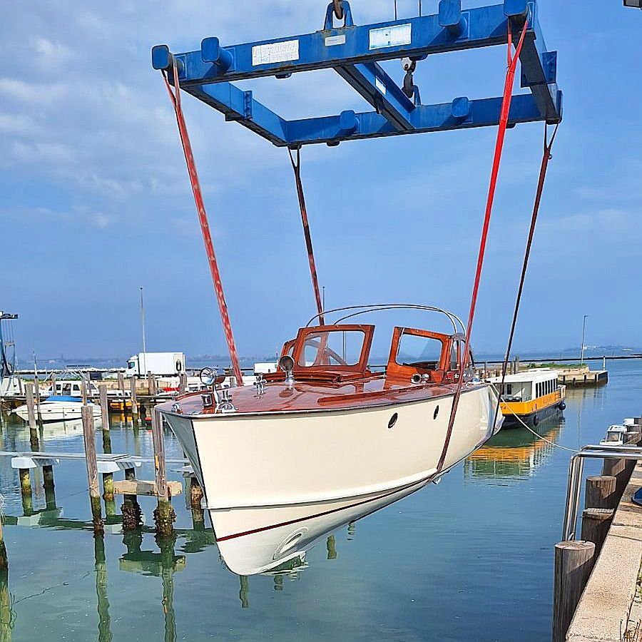 A fun shot of a freshly painted 'Sweet Molly' getting ready to get back in the water for a busy week of wonderful tours.
#Venice #Venedig #Venise #Venezia #Travel #luxury #classicboatsvenice #SweetMolly #boats