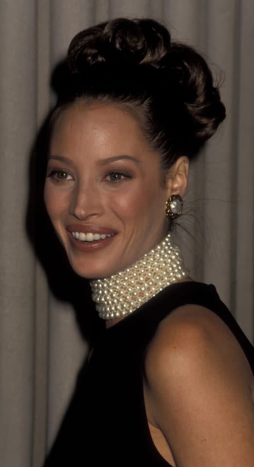 How the legendary models 💃🏼 dressed up for ✨Met Gala✨ over the years — a little thread. 🧵 ✨Christy Turlington✨ at ‘Fashion and History: A Dialogue’ Met Gala in 1992.