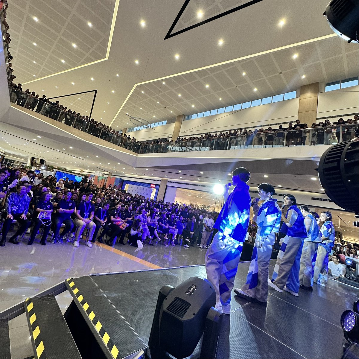 Official_ALAMAT's tweet photo. What a crowwddd!!! Grabe yung energy at suporta niyo aming mga Magiliw!! Thank you for making this moment unforgettable and AFNImazing!! Kalasahan Ta Kaw!!!

AFNImazing with ALAMAT
#ALAMAT #ALAMATDayang 
#DayangKalasahanTaKaw
#AfniInSantaRosa #BetterBeginsHere https://t.co/iVdHuwYds6