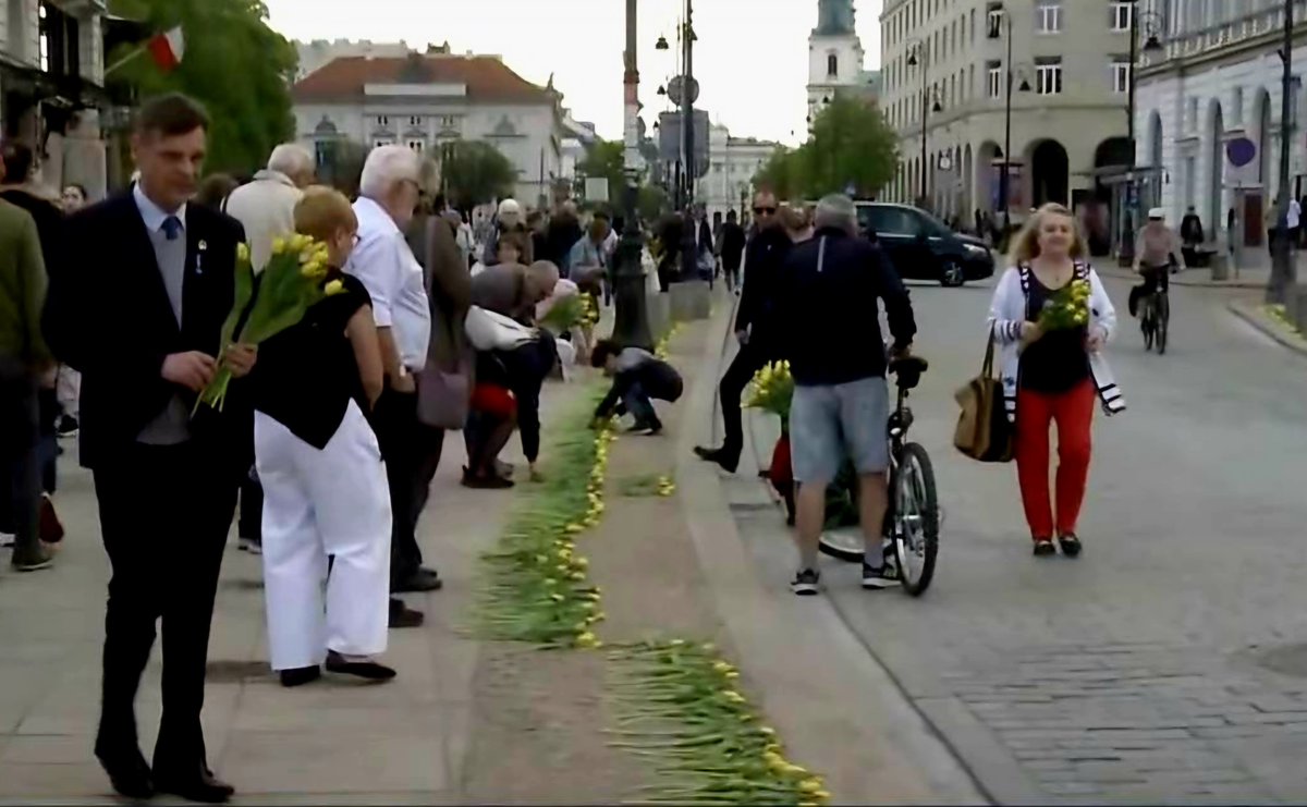 Pamiętacie rok 2011, składane na Krakowskim Przedmieściu tulipany i ówczesne władze Warszawy, które kazały aresztować te tulipany? Ludzie przerażeni tym, co się dzieje, powiedzieli, że będą przychodzić tu co roku. Ten upór Polaków sprawił, że wywiązała się z tego piękna rocznica.