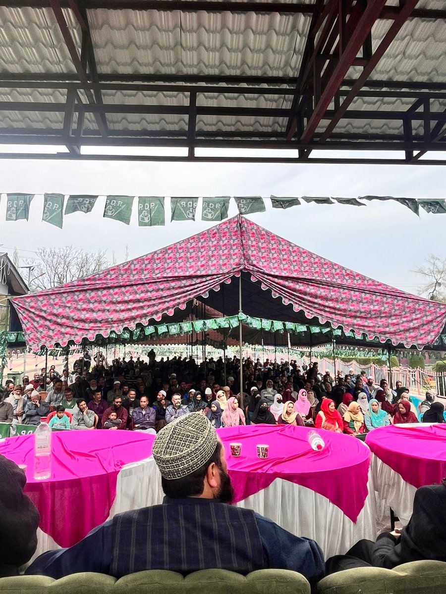FayazMiroffice's tweet photo. Glimpses of PDP workers meeting at Tangmarg. 

@MehboobaMufti @YouthJKPDP @jkpdp https://t.co/2LChgU7snL