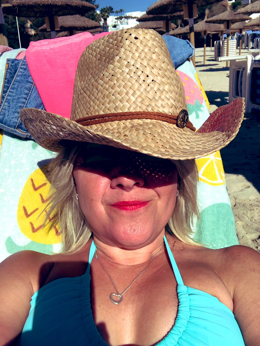 Bought a hat, purely to embarrass the daughters 🤣☀️