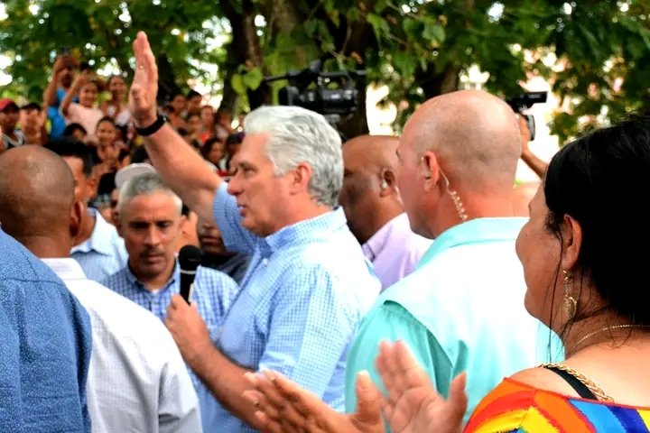 Es el mayor reconocimiento, el pueblo junto a nuestro Presidente. #GranmaVencerá #Bayamo