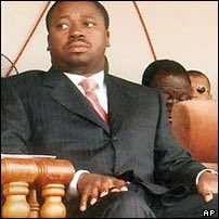 Dictator @FEGnassingbe called on his expired private parliament to reread the “new constitution” he offered himself which will move #Togo from a presidential to a parliamentarian regime. After spending barely a week to perform the so callled “re-reading” their latest version is…