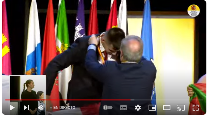 rio_tormes's tweet photo. 🏅Medalla de oro en la categoría de Carrocería para el representante de #CastillayLeón Samuel Feo Ferreira. 🚘
Entrega la medalla @SMAF12360
¡Bravoooo! #SomosFP #FSE_Skills #SpainSkills2024 #SoyFP https://t.co/H3ZyTVIzYB