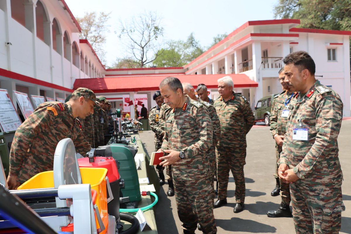 #IndianArmy Lt Gen NS Raja Subramani, GOC-in-C, #SuryaCommand visited HQ Madhya Bharat Area, #Jabalpur and reviewed the operational and logistic preparedness. The Army Commander complimented the formation on its innovative adaptation of technology. @adgpi @ProDefLko…