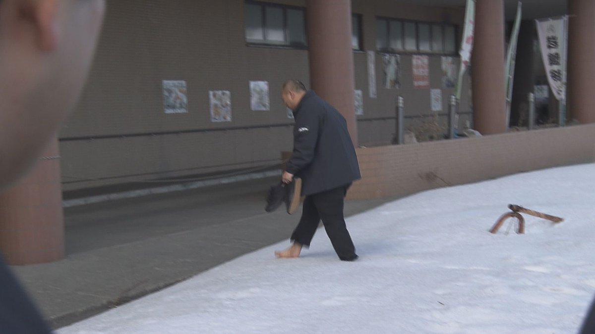 明日よる11:25から2回目のOAです。

雪解け水を“足湯”に見立てたシーン。
画面を通すと面白く映っていますが現場は割とガチでドン引きムードでした。
狂気、怖っ..
#オズブラ
#オズブラウン