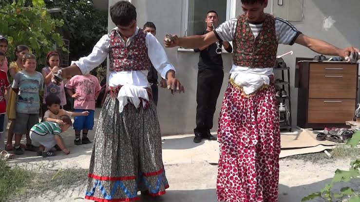 zonguldak köçek adeti.. batı karadenizin bağrından çıkan bir lgbti hareketi... dik dur kıvır yiğidim...