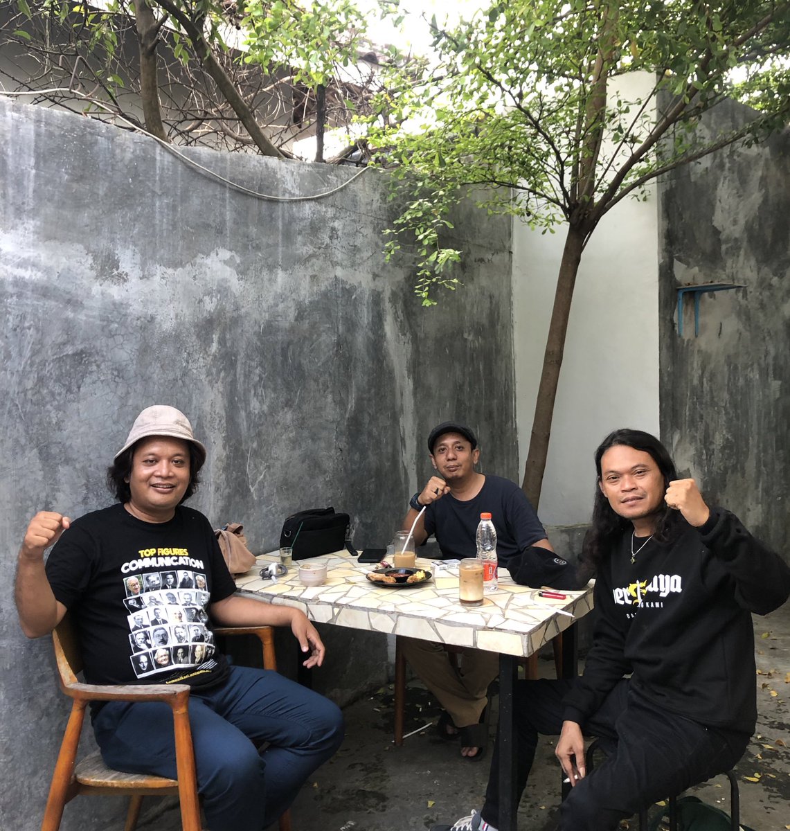 fajarjun's tweet photo. Suwun ngopi dan ngobrolnya mas @ayubdwianggoro @AndiePeci ☕️ https://t.co/TdRlmxJ2Mt